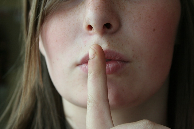 dito silenzio ragazza