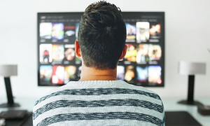 tv uomo spalle